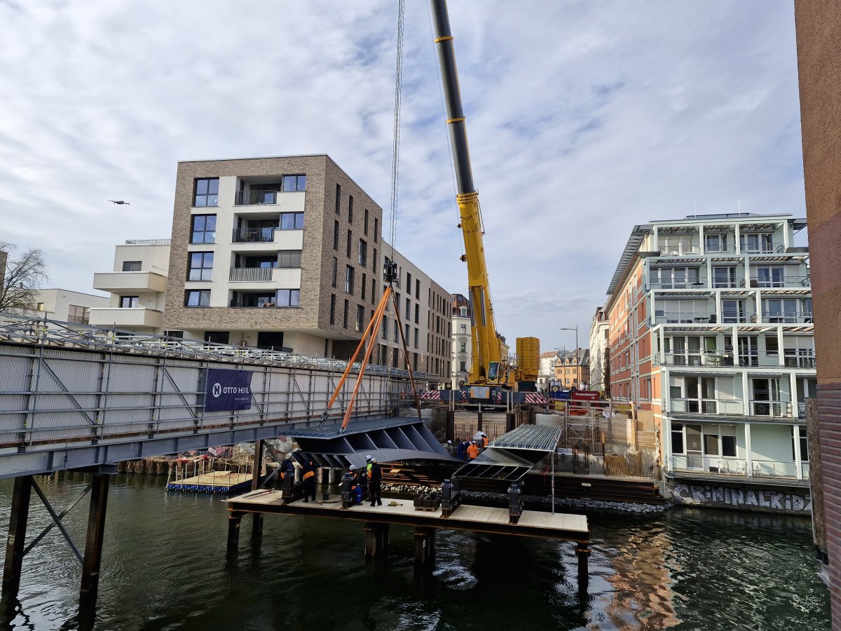Kran hebt ein Brückenteil der Karlbrücke in Leipzig in seine finale Position