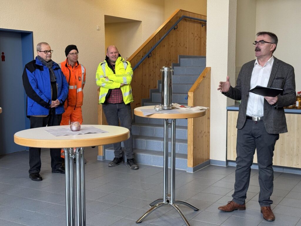 Bürgermeister Harald Hofmann hält eine Rede vor den Projektbeteiligten und der Presse.