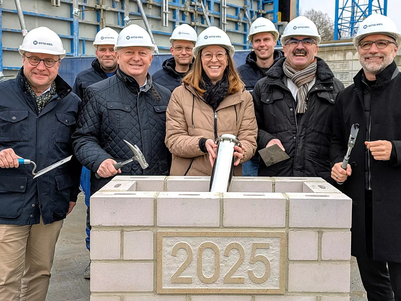 Die Zeitkapsel wird von den Projektbeteiligten versenkt.