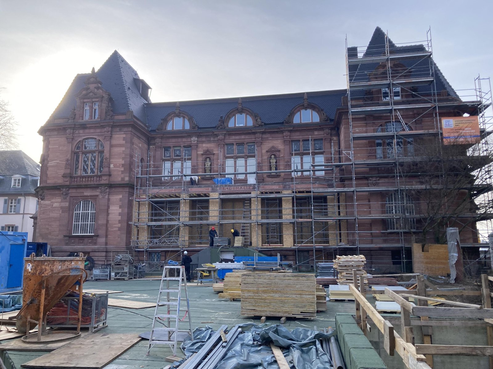 Vorderansicht der Stadthalle in Heidelberg während der Bauarbeiten