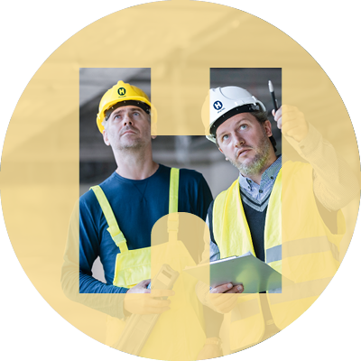 Bauleiter mit Polier im Gespräch gelbes Logo