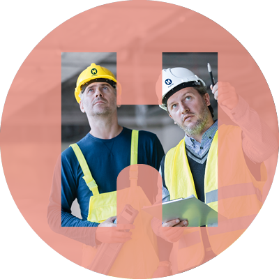 Bauleiter mit Polier im Gespräch rotes Logo