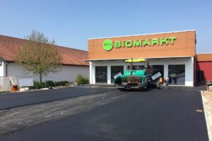 Denns Biomarkt mit Außenanlagen